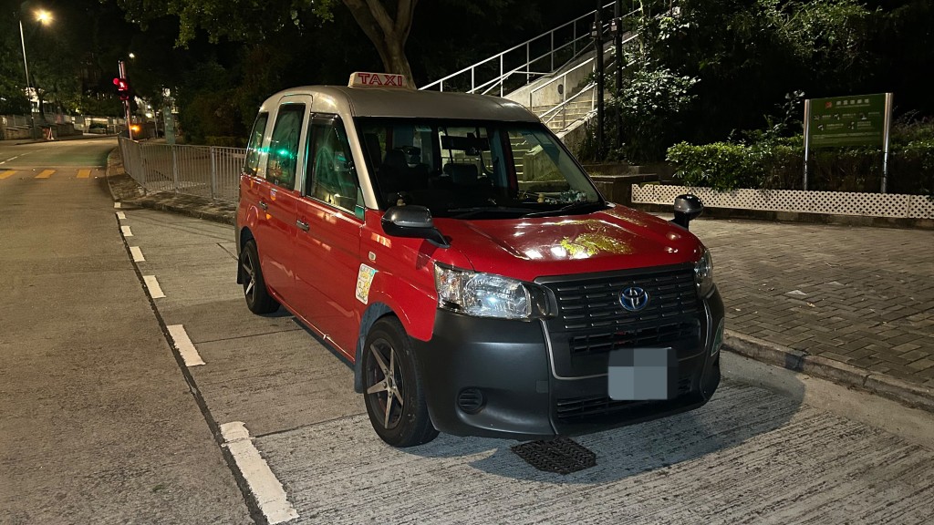 的士司机一度陷半昏迷,救护员急救后回复清醒。蔡楚辉摄 的士司机一度陷半昏迷,救护员急救后回复清醒。蔡楚辉摄
