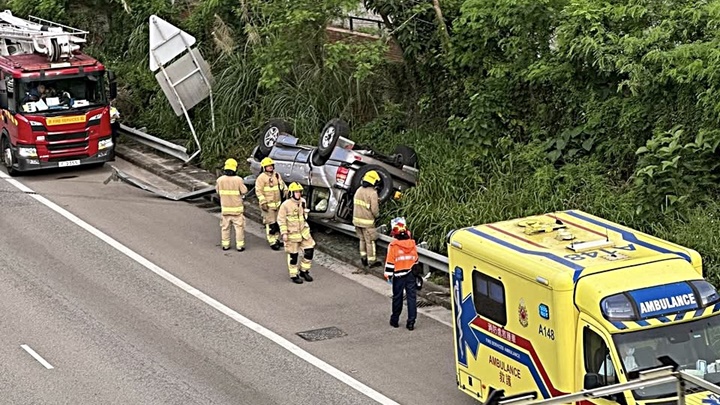 私家車撞欄後翻側。網圖