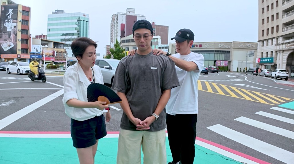 完成任務後,江美儀及張振朗為坤哥按摩,以示慰勞。 完成任務後,江美儀及張振朗為坤哥按摩,以示慰勞。