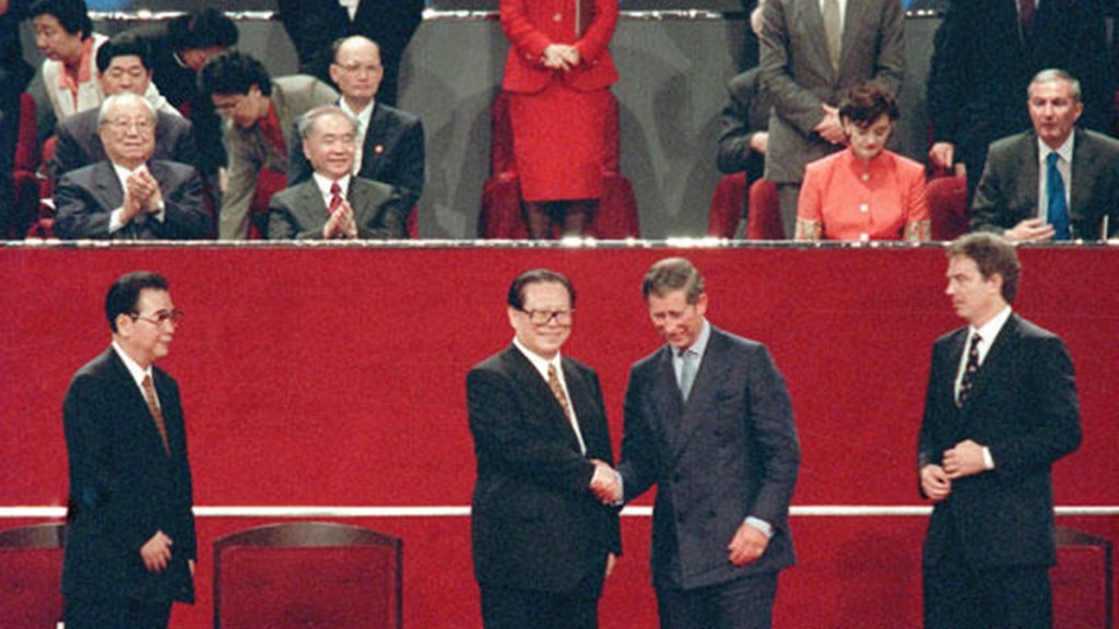 1997年江澤民出席香港主權移交儀式，與英國皇儲查理斯握手。新華社圖片