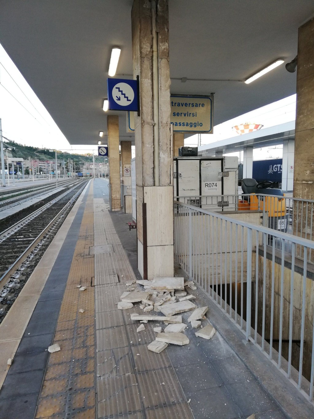 地铁站月台上也有疑似柱子掉落的碎片。网图