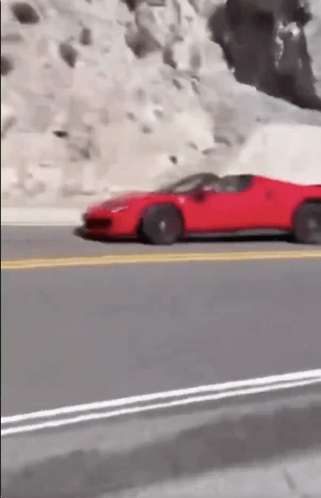 事發時，贊佩拉駕駛著價值約 40 萬美元（約 310 萬港元）的法拉利 296 GTS 超級跑車，在蜿蜒的山路上突然失控偏離車道，衝出隧道後高速撞向路旁山坡。