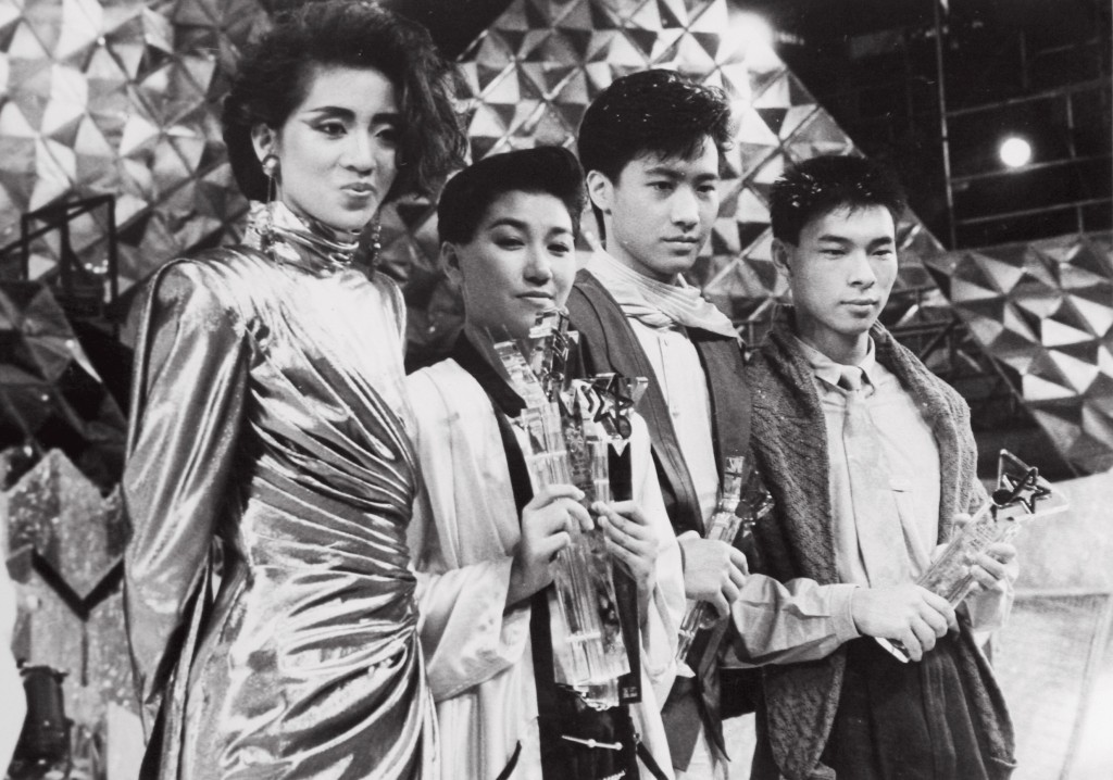 黎明1986年參加新秀獲得銅獎入行，同亞銀獎是許志安。