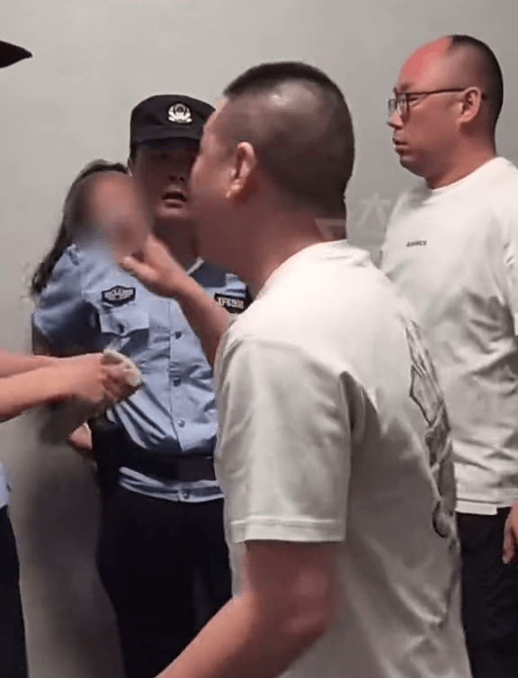 非法代孕机构的职员围攻女记者，与警对峙。 大象新闻