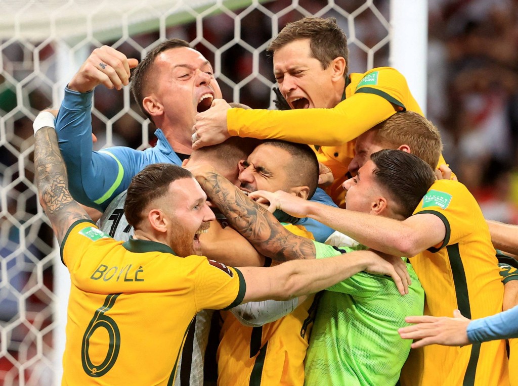 澳洲球員擁抱慶祝。 Reuters