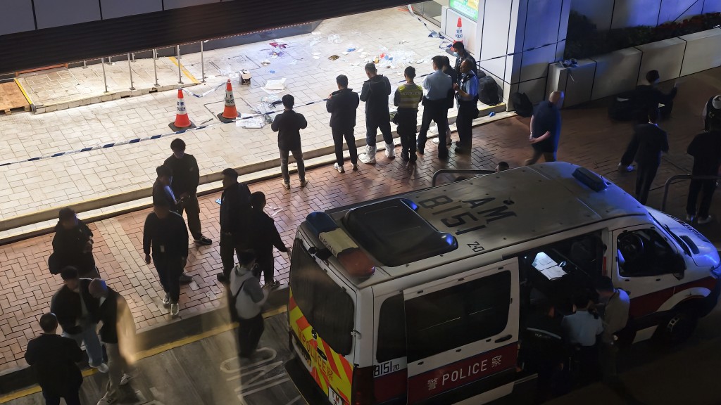 大批警員在場蒐證。