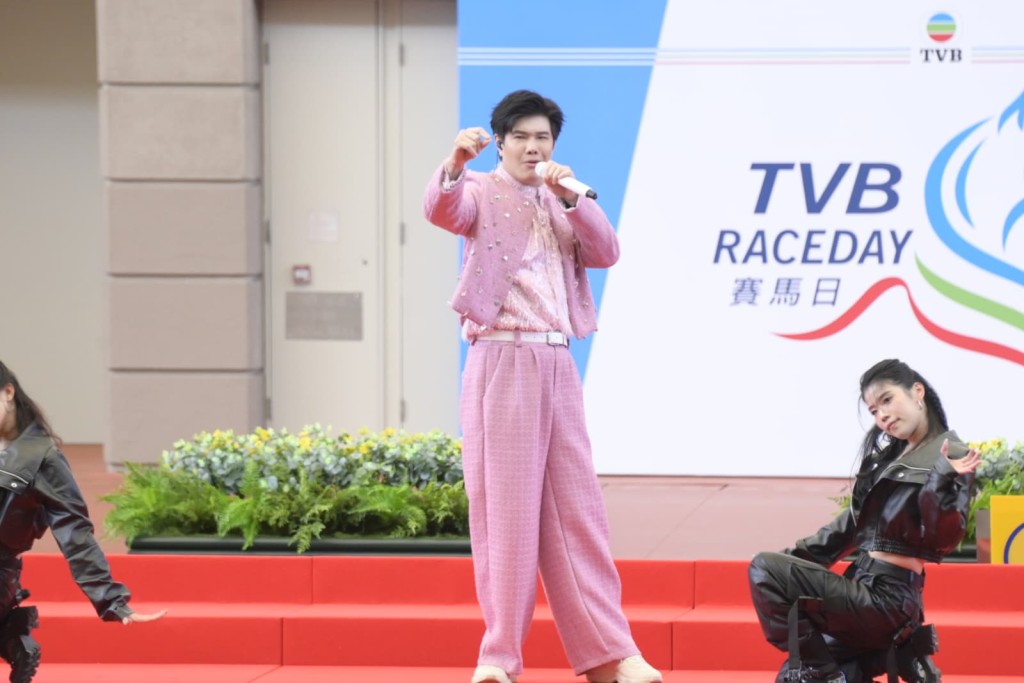 張與辰配合舞步唱快歌《My Buddy》和《餓狼傳說》。