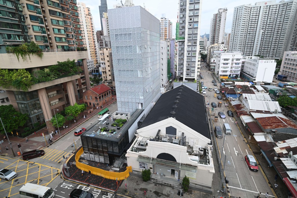 新落成的高座建築高六層,提供排演室及練習室等設施,低座則為戲院原大堂的擴展區。 新落成的高座建築高六層,提供排演室及練習室等設施,低座則為戲院原大堂的擴展區。