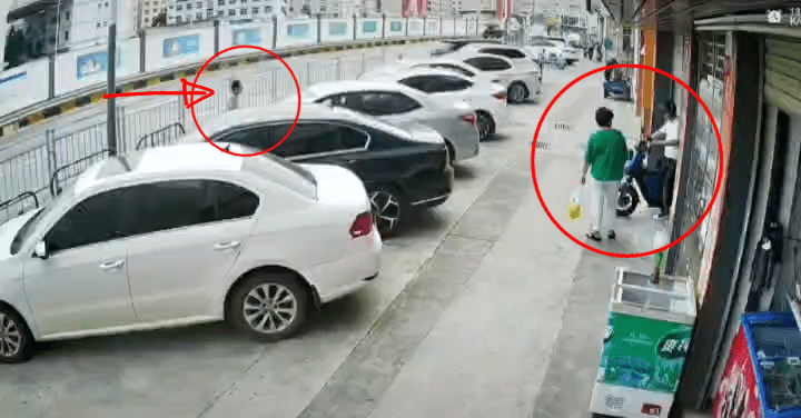 右面绿衫女子与其儿子当时正站在街上，留意左面红圈一名男子正走到街上。