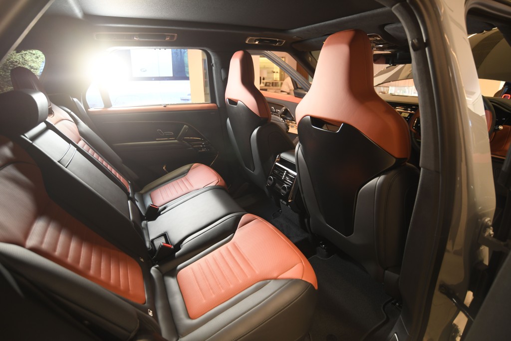 Range Rover Sport P635 SV超級SUV四驅車座椅以雙色皮革包裹，前座背部加上碳纖維飾板。