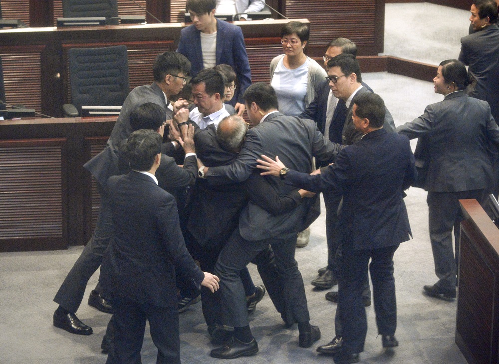 陳志全離席衝向議事規則委員會主席謝偉俊時,與保安工作人員發生推撞。蘇正謙攝