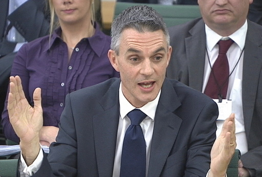 BBC前总裁戴维因争议引咎辞职。美联社