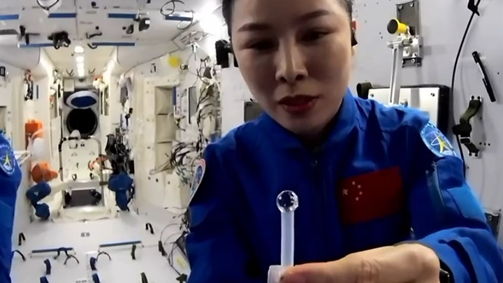 中國太空人在課堂中進行多項實驗。央視影片截圖