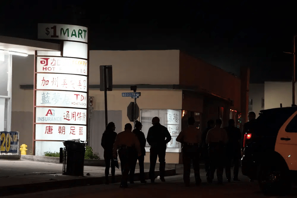 洛杉磯槍擊案，執法人員在現場搜證。AP
