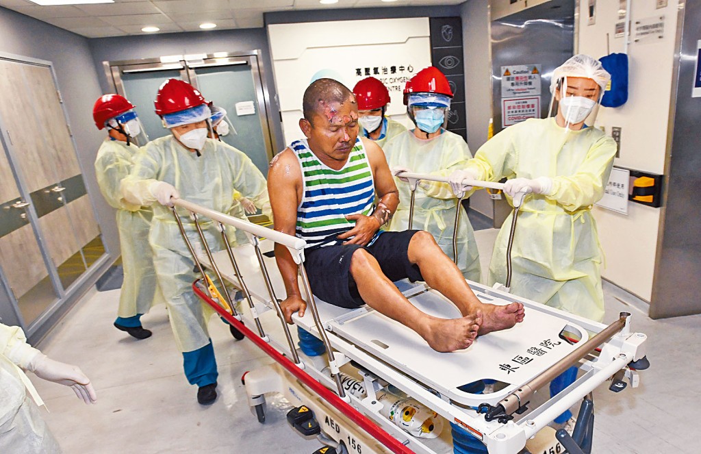 ■运油轮爆炸起火，一名重伤者送抵东区医院，可见身上多处烧伤。黄文威摄