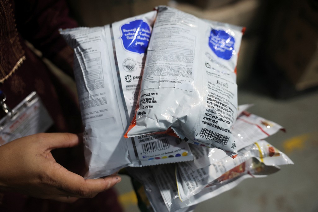 一间非法仓库涉嫌篡改食品保质期及营养标签。路透社