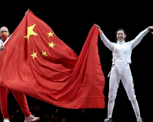 孫一文奪女子個人重劍金牌。新華社圖片