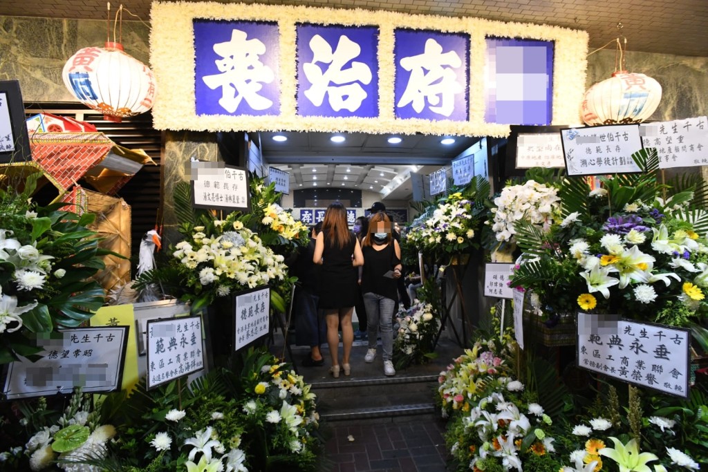 場內有不少花籃。