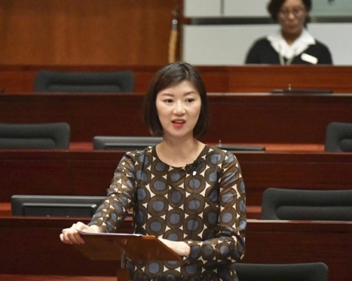 容海恩倡設委員會審視教材。資料圖片