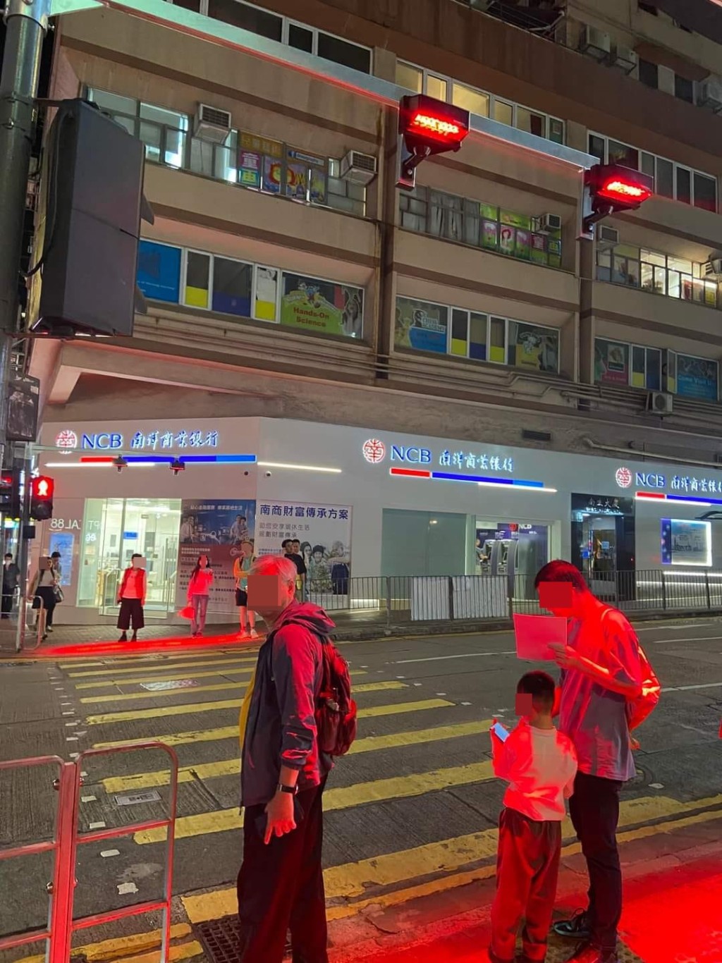裝置會在「紅色人像」燈號亮起時，將紅光投射到行人路的等候位置上。fb大埔 TAI PO圖片