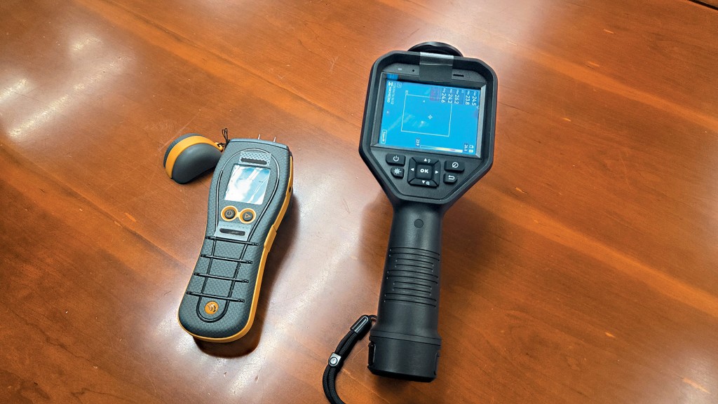 渗水调查首阶段会使用红外线分析仪(右)配合原有的电子湿度仪(左)进行检测。