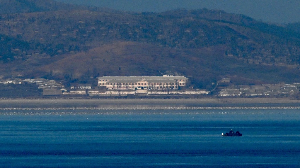 從南韓延坪島望向「北方界線」，一艘不明船隻出現在北韓海岸線前。 法新社示意圖