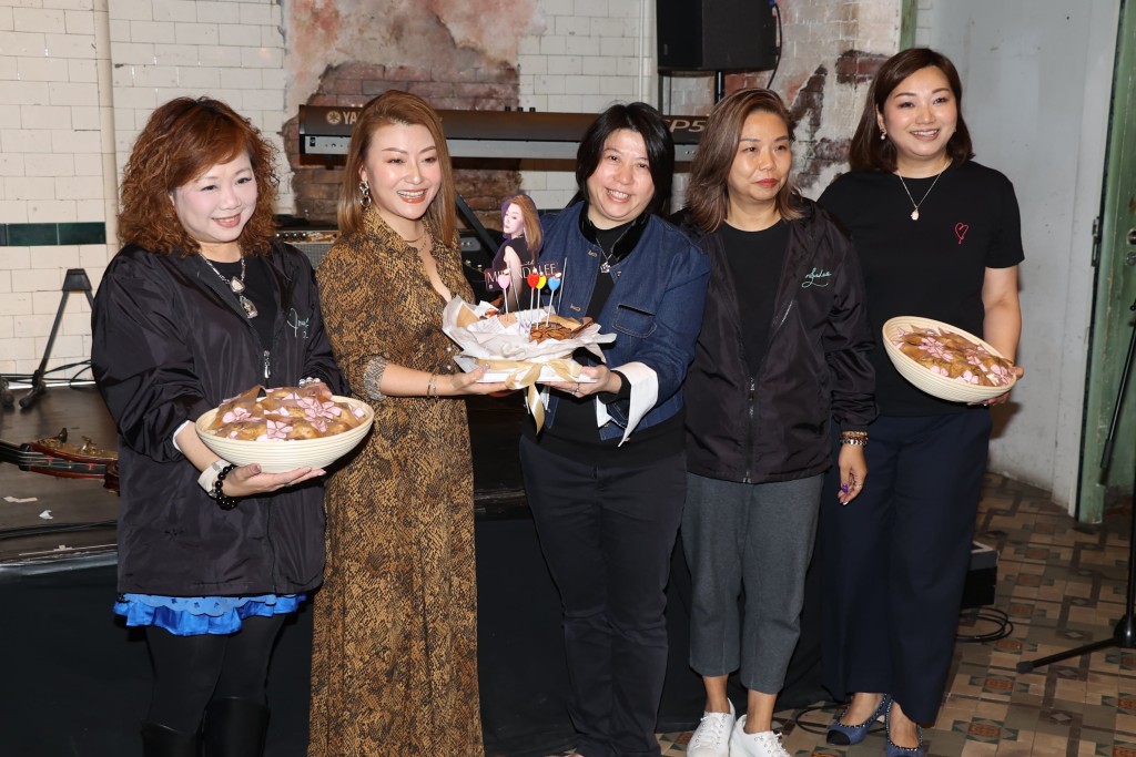 李佳的學生向她送甜點。 李佳的學生向她送甜點。