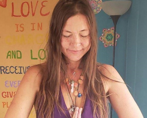 美國神秘宗教「Love Has Won」創辦人Amy Carlson上月底被發現陳屍在信徒家中。「Love Has Won」 Twitter圖片