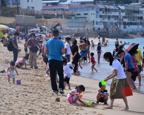 沙灘人頭湧湧