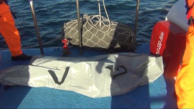 海巡署人員打撈一具無頭斷臂屍體。 海巡署圖片