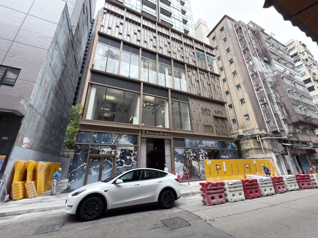 東邊街九號昨日再添成交，最新售出17樓A室，成交價1155.95萬，呎價約22755元。