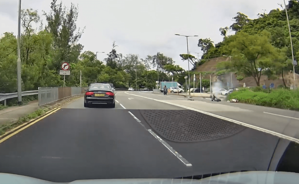 電單車上兩男女飛落路中。 車cam L（香港群組）