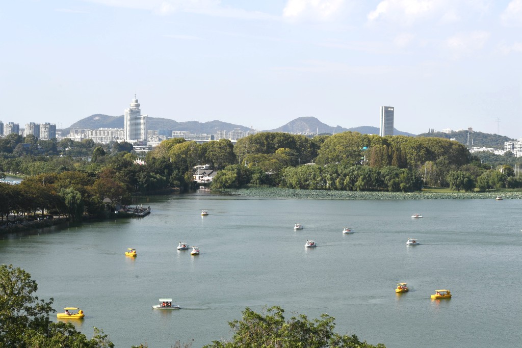 遊客在南京玄武湖公園划船遊玩。新華社圖片