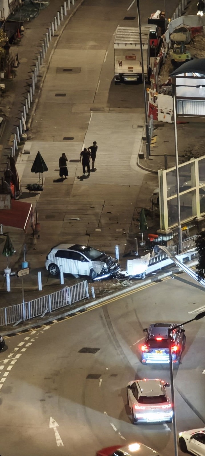 私家車車頭嚴重損毀，整塊車頭冚飛脫。fb「豪景人」圖片