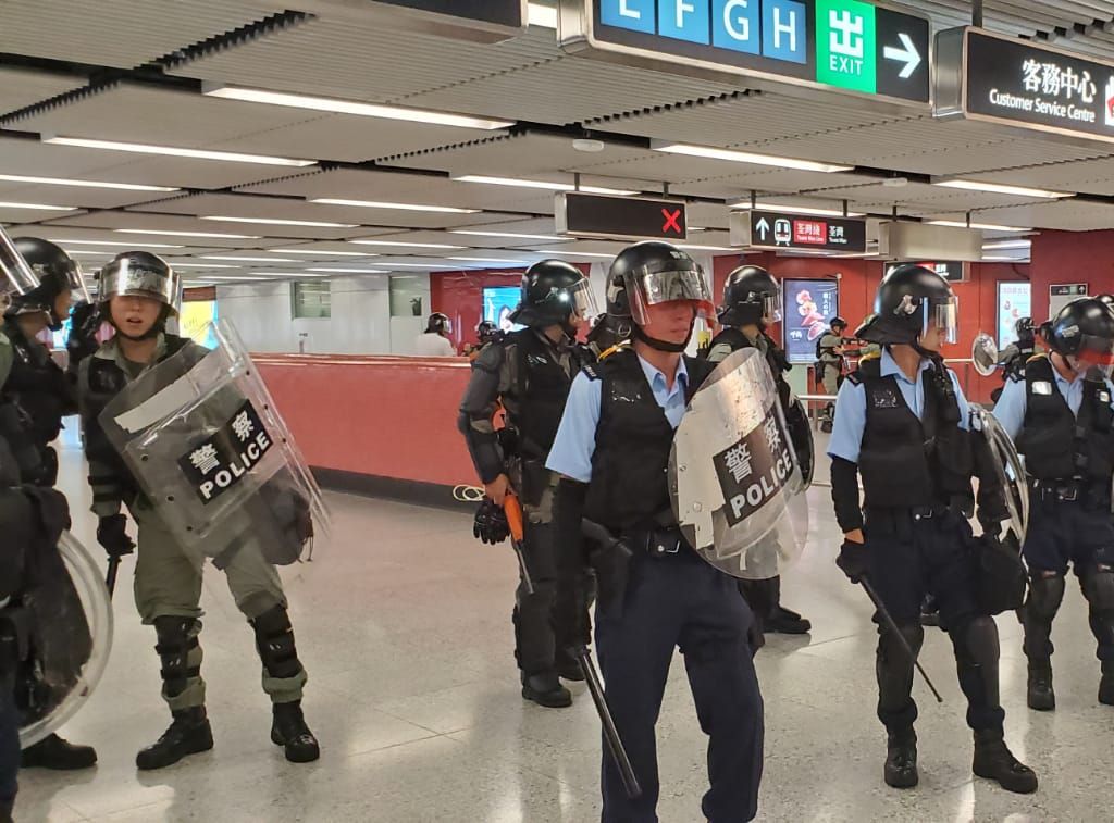 防暴警察進入中環站。