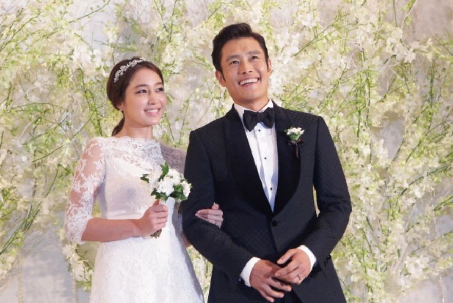 李秉宪与李敏贞于2013年结婚。