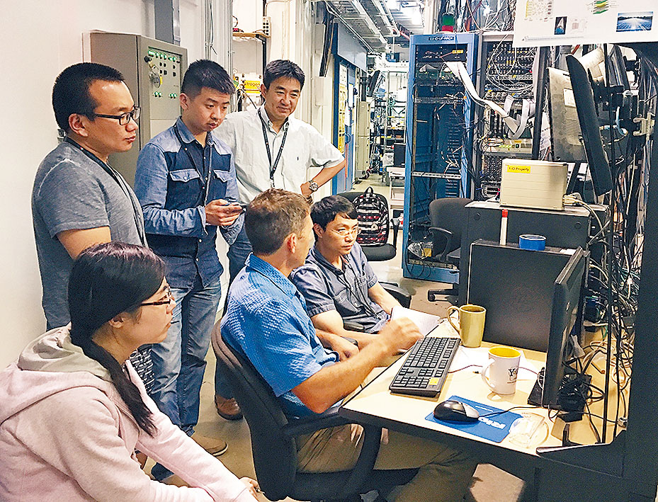 城大香港高等研究院執行院長兼物理學系講座教授王循理（左圖後排右1），與南京理工大學教授蘭司，及城大（東莞）（籌）研究員吳楨舵。