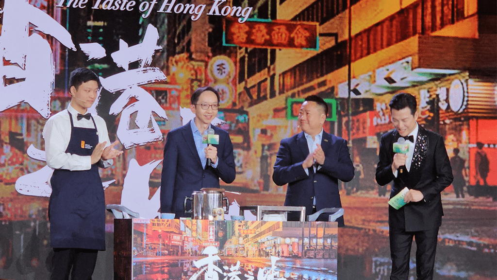 港台副廣播處長施金獎(左二)聯同中華廚藝學院畢業生麥嘉俊(左一)及總教導員張家榮(右二)一同啟動《香港之味》開鏡儀式。