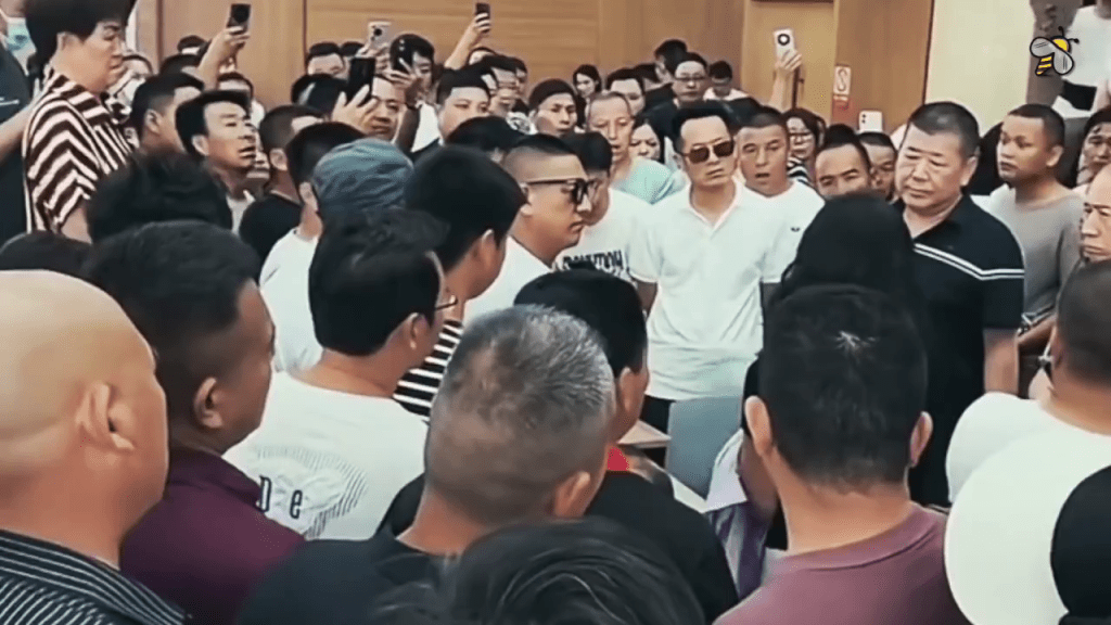 網傳上千投資者臨沂樹拍示威。 網傳上千投資者臨沂樹拍示威。