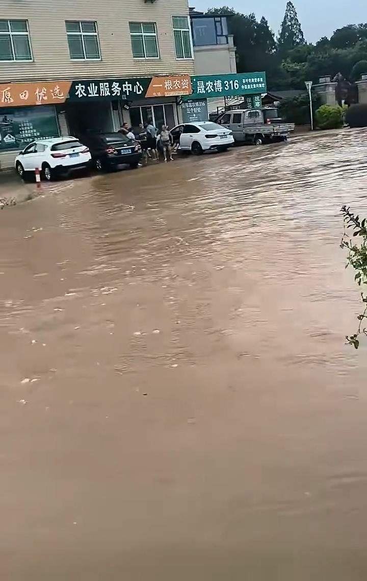 台风“白海豚”为多地带来暴雨。微博@华东气象爱好者