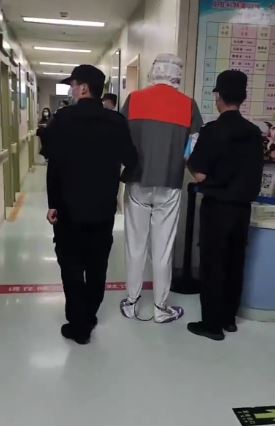 去年9月瘋傳一張被指是吳亦凡被押去醫院的相片。