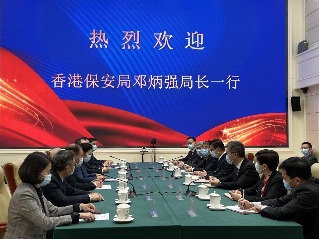 保安局局长邓炳强今日（26日）在北京进行第三日访问。政府新闻处