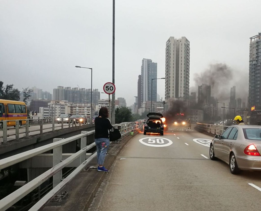私家車冒出大量濃煙。梁國峰攝