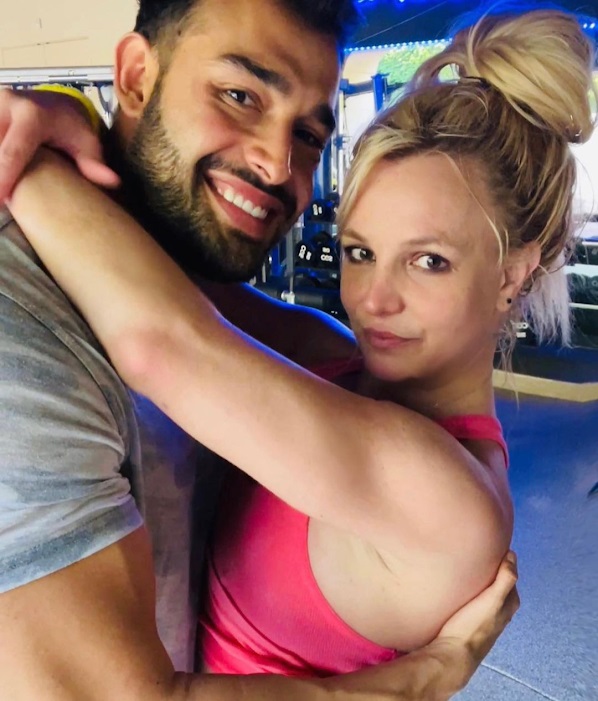 Sam(左)指摘Kevin撐Britney父親監控女兒,就知其人品如何。 