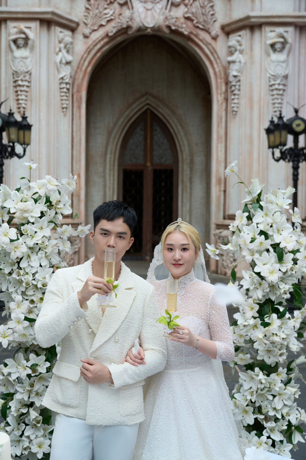 梁兆楹與伍富橋的全新婚紗相非常有歐洲童話婚禮風格。