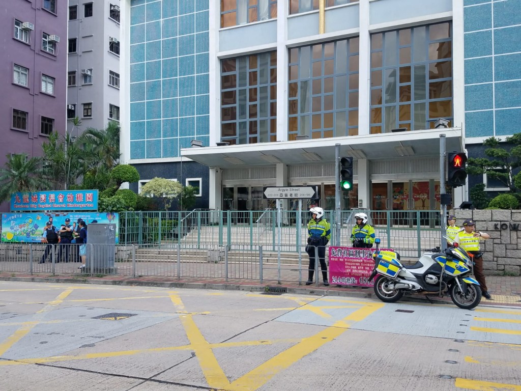 警方依舊在法院內外布防,既在法庭外大堂設置檢查站,又派出多名「藍帽子」在法院外戒備。
