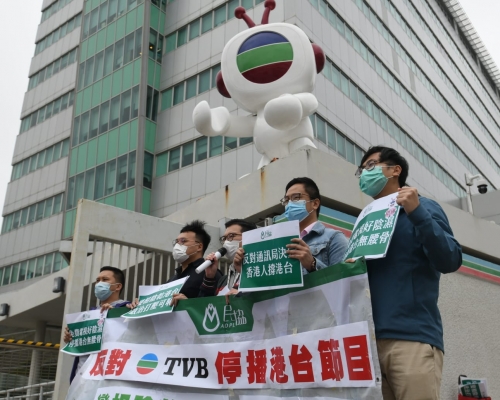 區議員何啟明(中)被指控誹謗。資料圖片