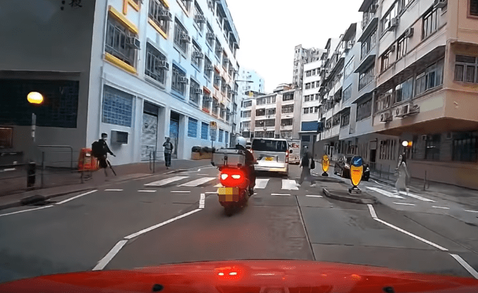 电单车驶近斑马线。fb：香港铁骑馆(吹水区）