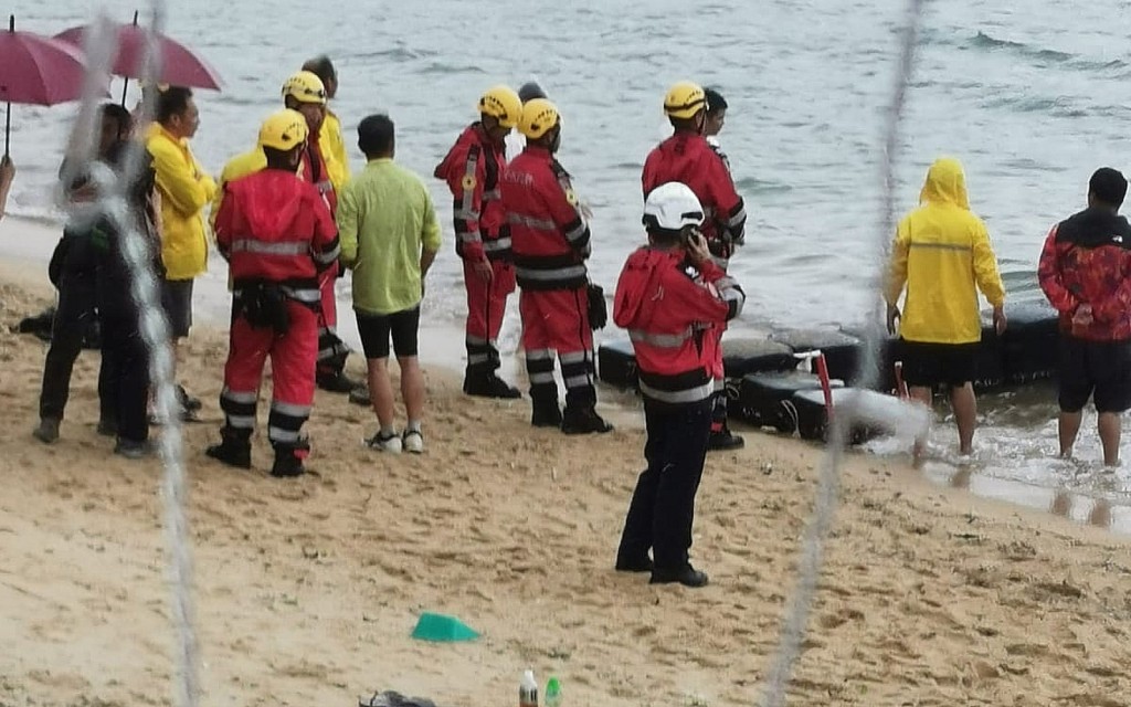 消防员在海上搭起临时浮桥。居民提供图片