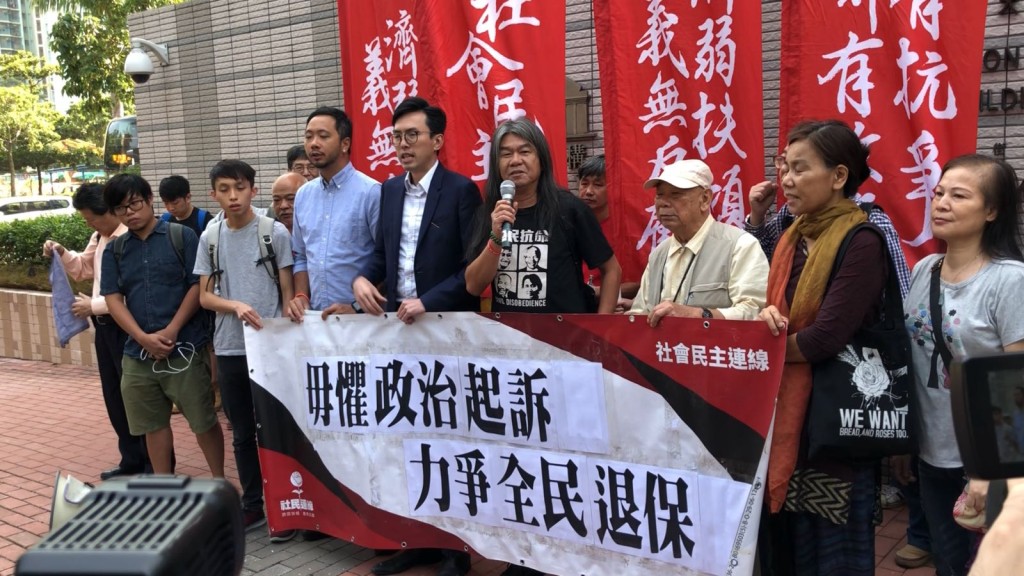 吳文遠（中）表示自己所投擲的只是「軟淋淋」的物件，如被判重刑是意味着法庭淪為政治打壓工具。邱嘉幸 攝